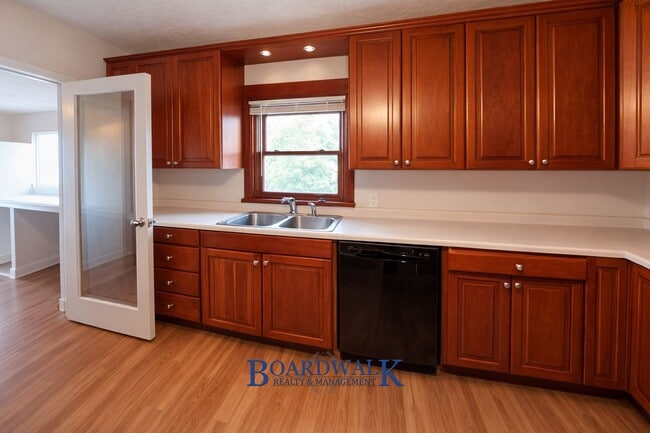 Building Photo - Beautiful 4 Bed 2 Bath SLC home!