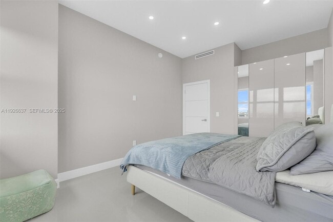 Building Photo - 18011 Biscayne Blvd