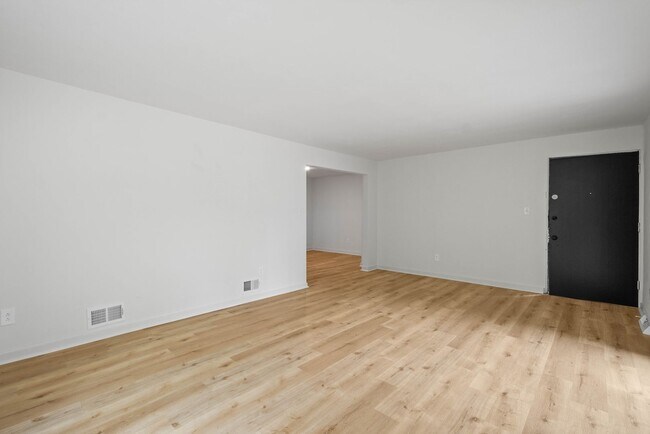 Building Photo - MOVE IN TODAY! 2-BEDROOM IN THE HEART OF C...