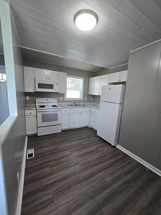 Building Photo - 3 bedroom 1 bath duplex