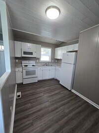 Building Photo - 3 bedroom 1 bath duplex