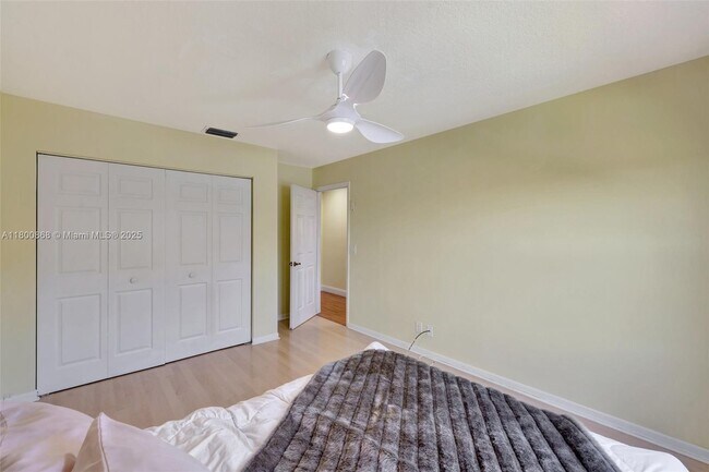 Building Photo - 10425 Bermuda Dr