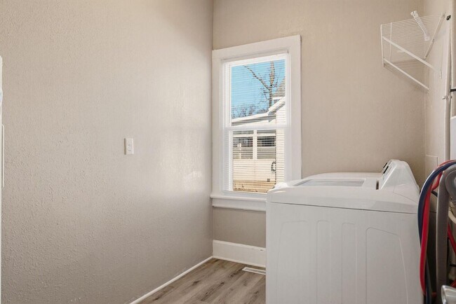 Building Photo - Beautiful, Remodeled Onalaska HOME for Rent!