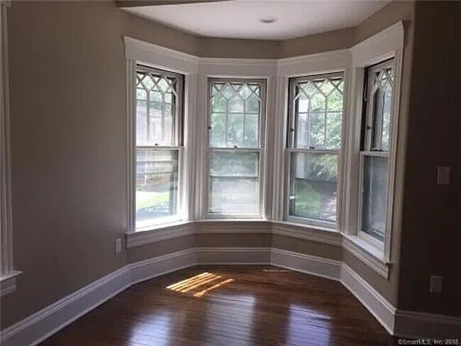 Building Photo - Queen Anne on Oxford