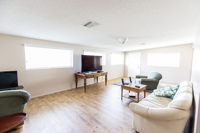 Building Photo - 6 Bedroom 3.5 Bathroom Tri-Level Home In Tempe close to ASU