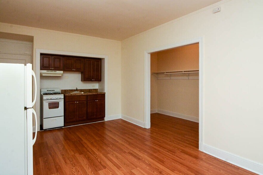 Building Photo - 3335 W Diversey Ave