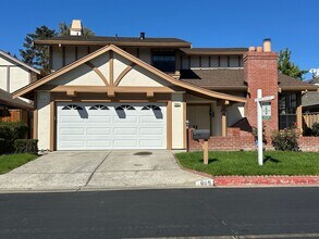 Building Photo - Large 4 Bedroom / 2.5 Bath House in Foster...