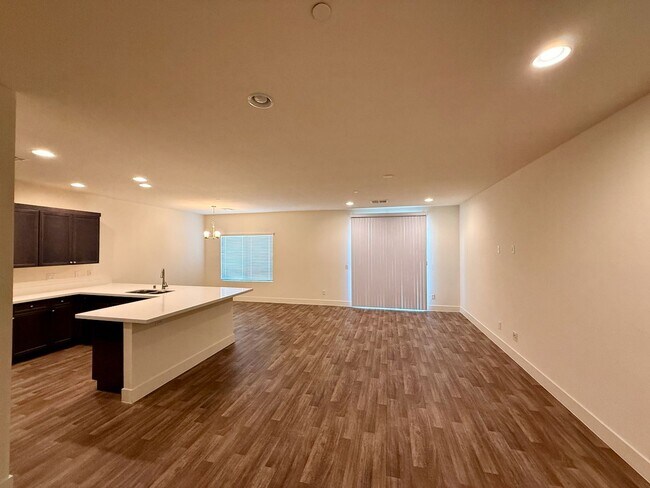 Building Photo - 3 BED 2.5 BATH 2 CAR GARAGE TOWNHOUSE w/ PRIVATE BACKYARD in GATED COMMUNITY.