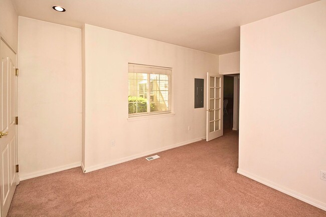 Building Photo - 1 bedroom/1 bath/den/1 car garage condo in...