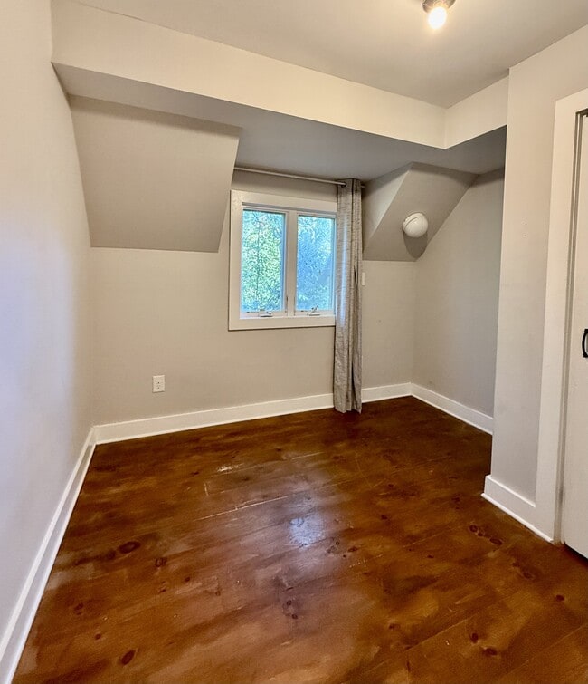 Building Photo - 574 Primitive St