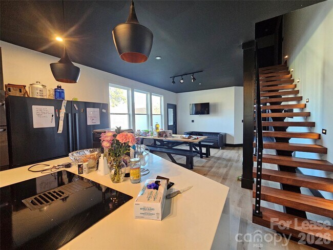 Building Photo - 1002 Crawford Rd