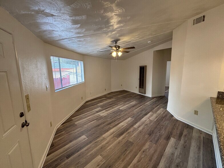 Building Photo - 4010 Pepper Dr