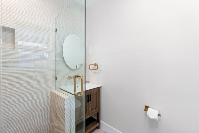 Building Photo - Charming Updated 2 bed, 2 bath Home near D...