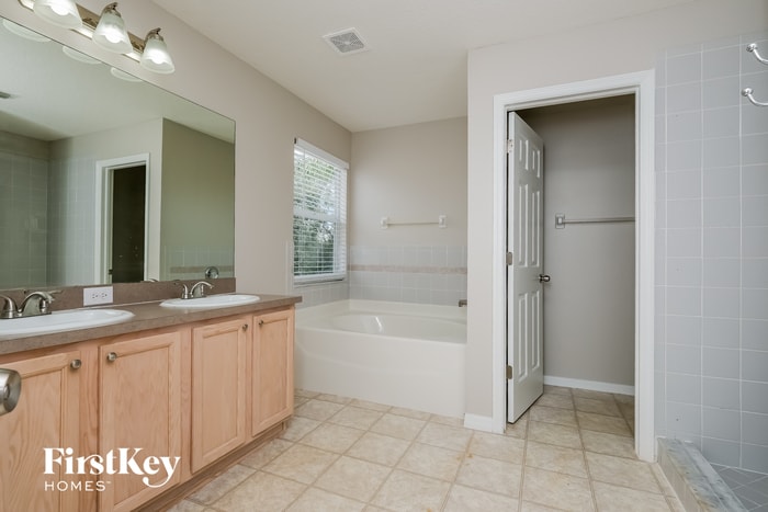 Building Photo - 4925 Woodmere Rd