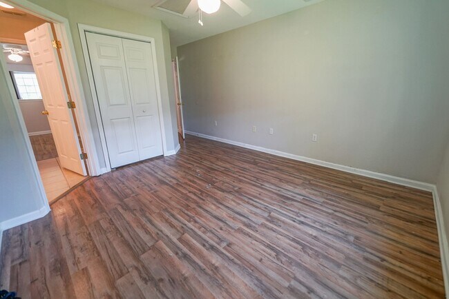 Building Photo - UPDATED 2 Bed / 2 Bath with LOFT in Summer...