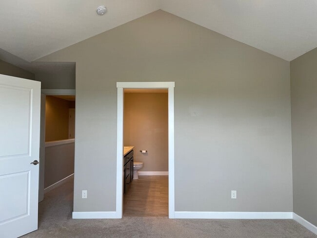 Building Photo - LUXURY 4 Bed Camas Townhome! Gated Communi...