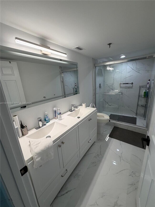 Building Photo - 7290 Kinghurst Dr