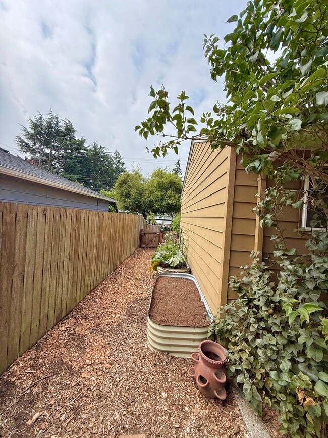 Building Photo - 3 BR West Seattle Home – Cozy and Convenie...