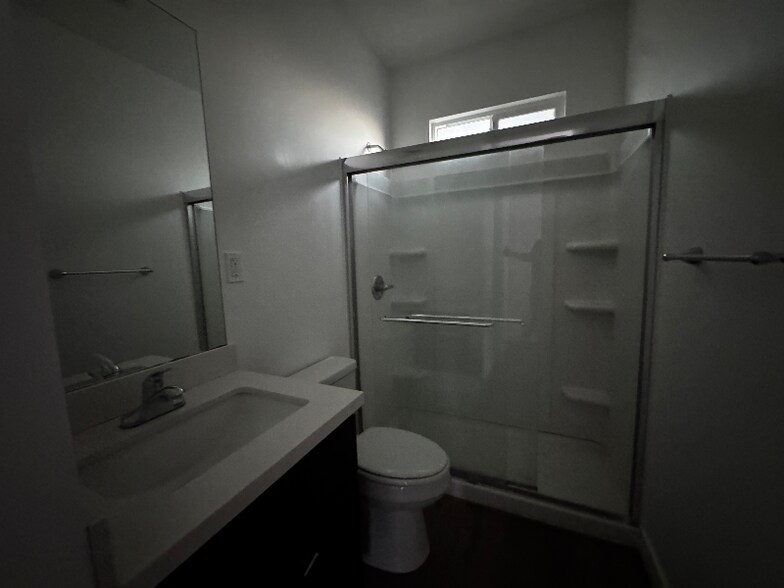 Building Photo - 1083 W 9th St