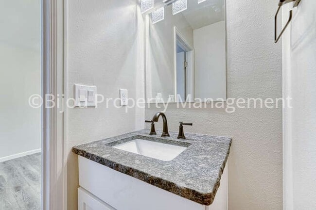 Building Photo - Completely Renovated Townhome