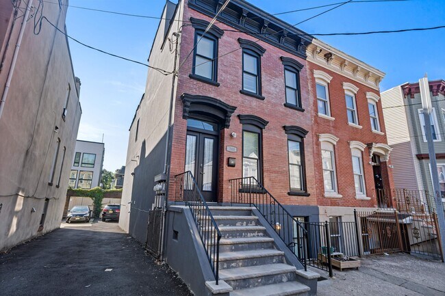 Building Photo - 248 Whiton St