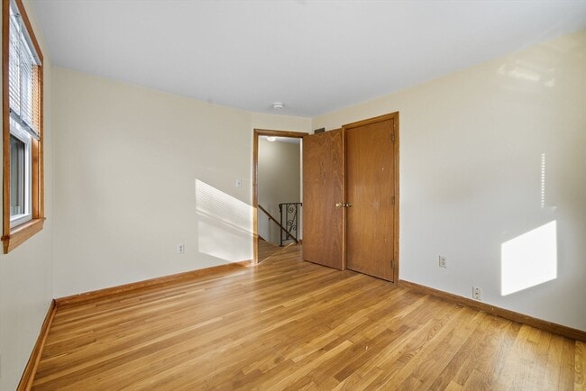 Building Photo - 33 Park Dr