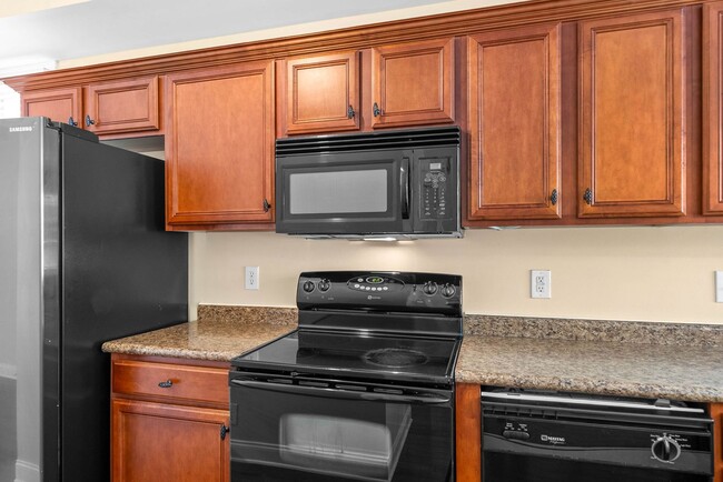 Building Photo - 2 Bedroom 2 1/2 Bath Dog Friendly Condo Fo...