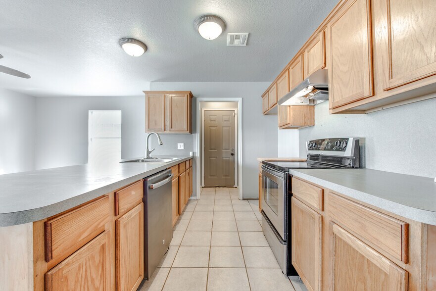 Building Photo - 1900 Terrace Lawn Dr