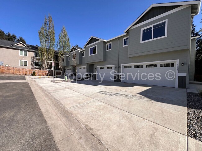 Building Photo - Spacious Townhome in Central Vancouver Location!