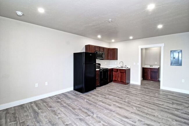 Building Photo - Remodeled studio with full kitchen!