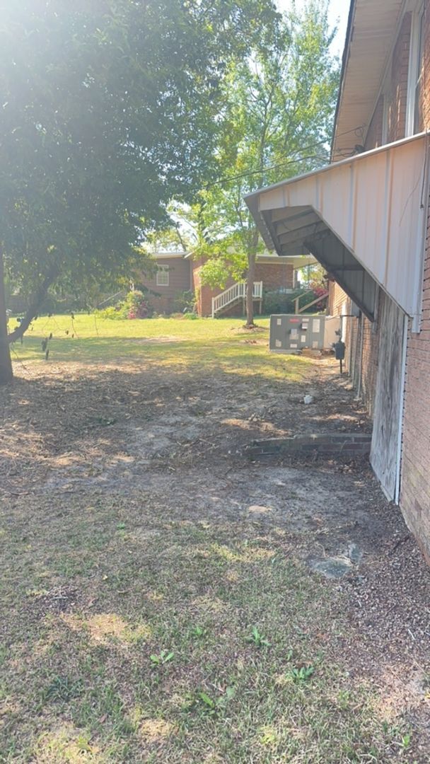 Building Photo - 3 bed 2 bath brick home on corner lot