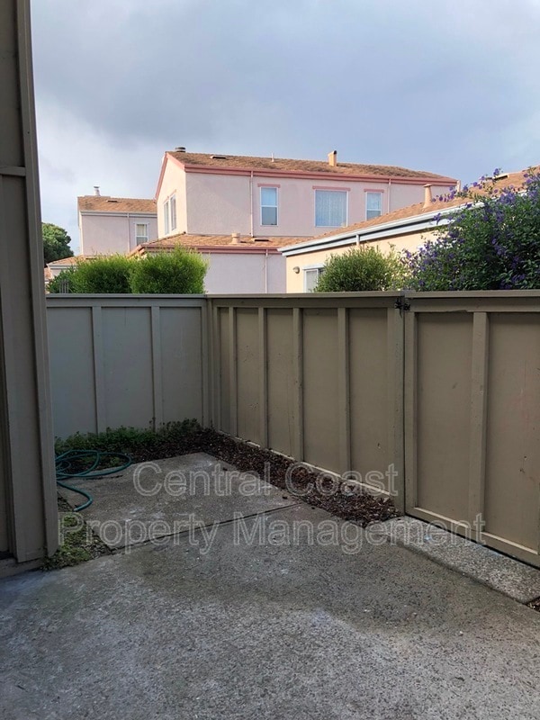 Building Photo - 451 Dela Vina Ave