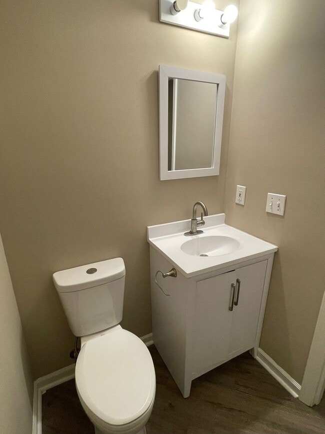 Building Photo - Beautiful 2 bed, 1 full, 2 half bath 2 sto...