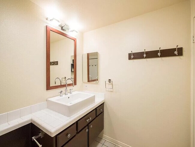 Building Photo - 2222 N Beachwood Dr