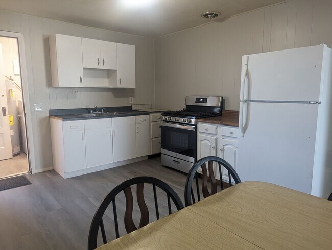 Building Photo - 2 BEDROOM UPSTAIRS FURNISHED APARTMENT