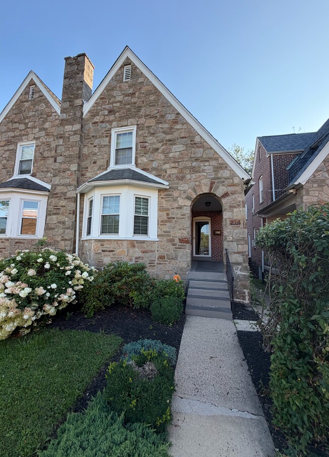 Building Photo - 214 W 39th St