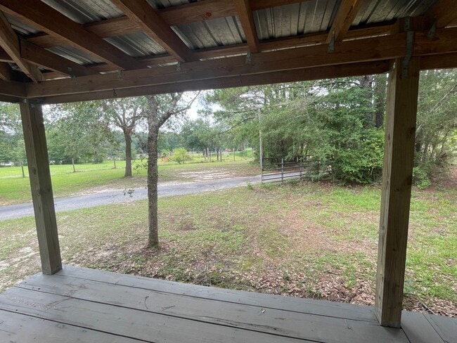 Building Photo - 3 BEDROOM LOCATED ON SHADED ACRE LOT