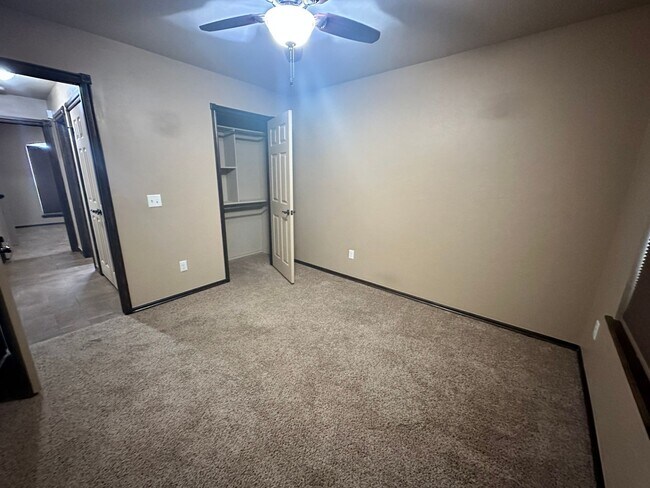 Building Photo - 3 bed 2 bath NE Moore