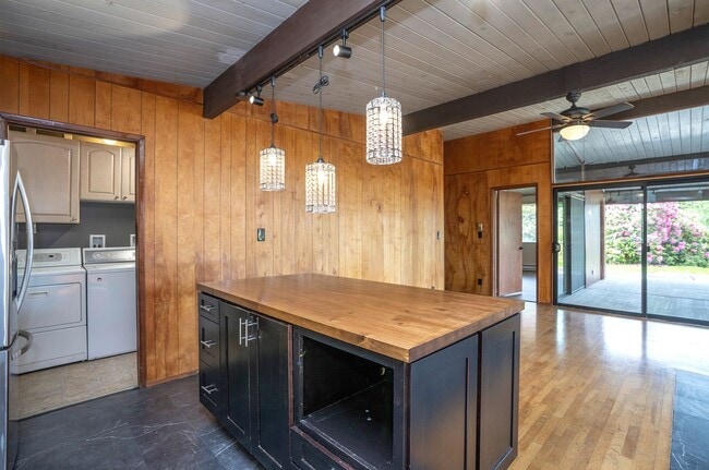 Building Photo - 3-Bed Waterfront Home in Vaughn