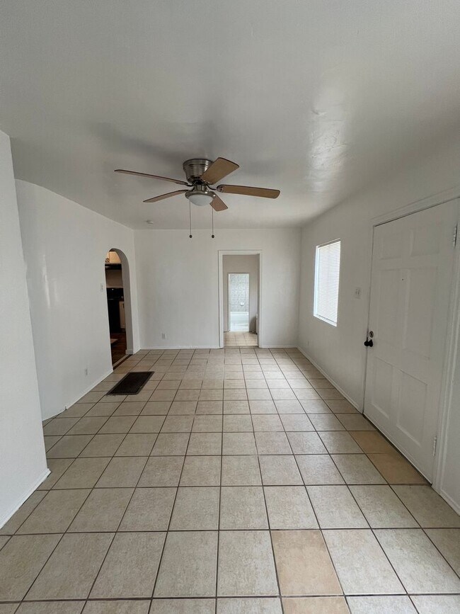 Building Photo - Charming 3-bedroom home!