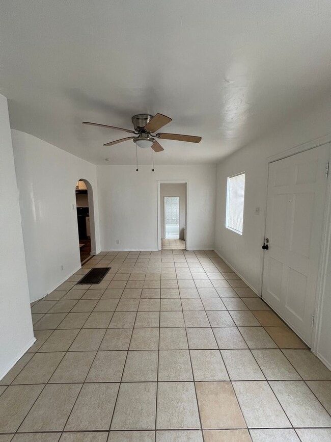 Building Photo - Charming 3-bedroom home! MOVE IN SPECIAL