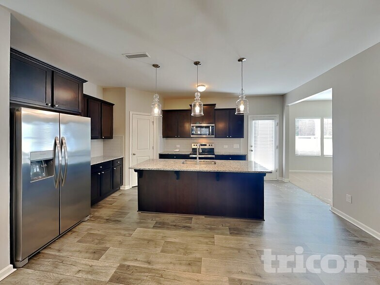 Building Photo - 635 Spencer Ln