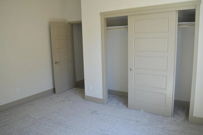 Building Photo - 2430 Bastidas Dr