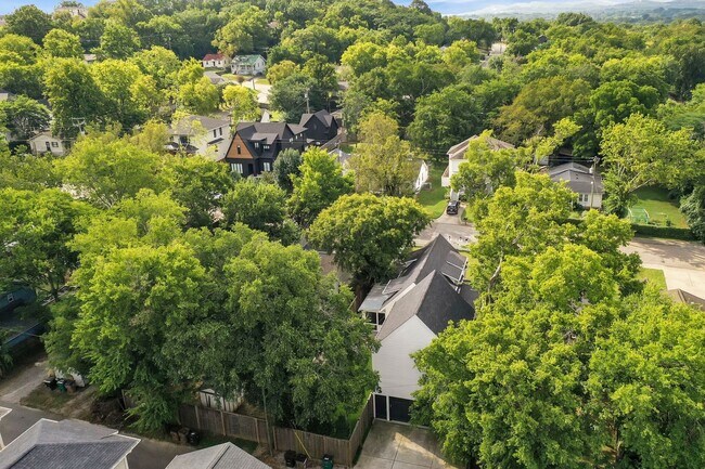 Building Photo - Great price for a huge house! CHARMING Sylvan Heights home 4 Bed 4 Bath. Beautiful private backya...