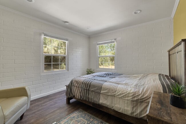 Building Photo - Quiet Desert Home