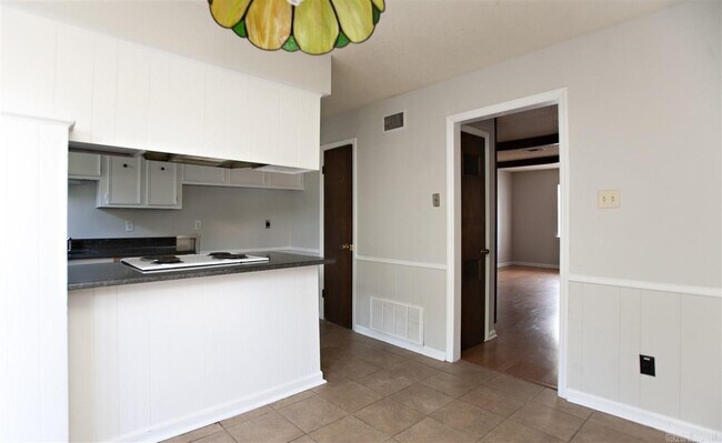 Building Photo - 1713 Sanford Dr
