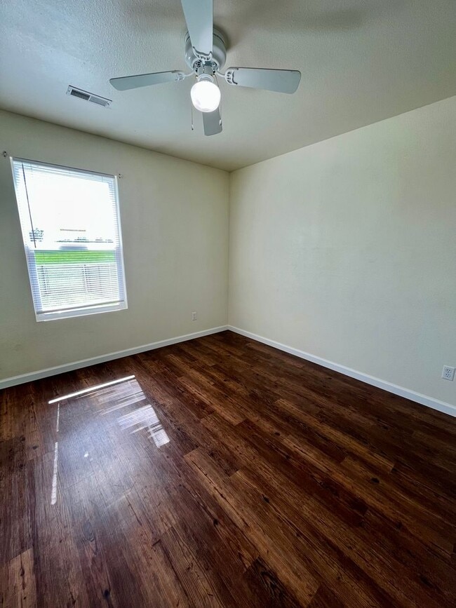 Building Photo - All Inclusive Duplex | 3 Bed |  2 Bath