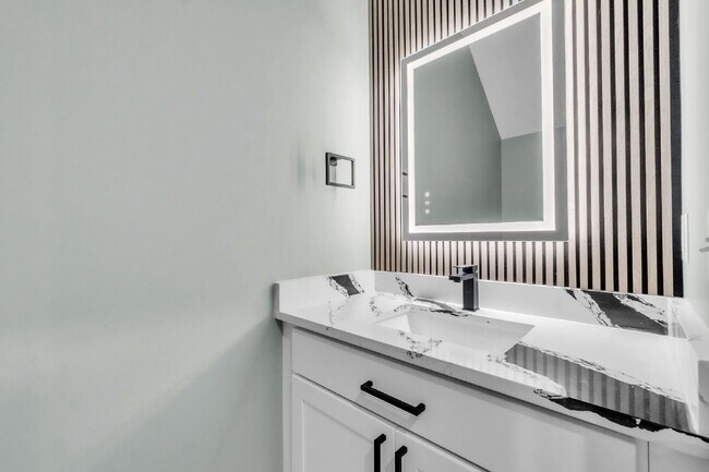 Building Photo - Updated 3-Bedroom, 2.5-Bathroom Townhome Gem in Landrum