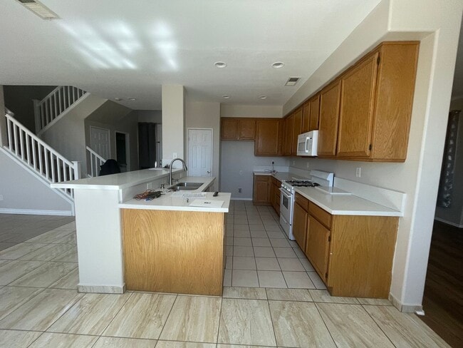 Building Photo - Adelanto- Beautiful 4 Bedrooms, 2.5 Bathro...