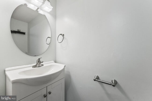 Building Photo - 703 Horse Chestnut Ct